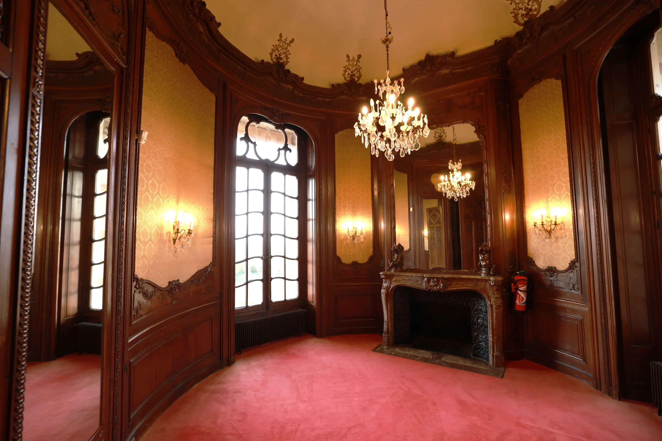 boudoir chopin vue sur cheminée et fenêtre