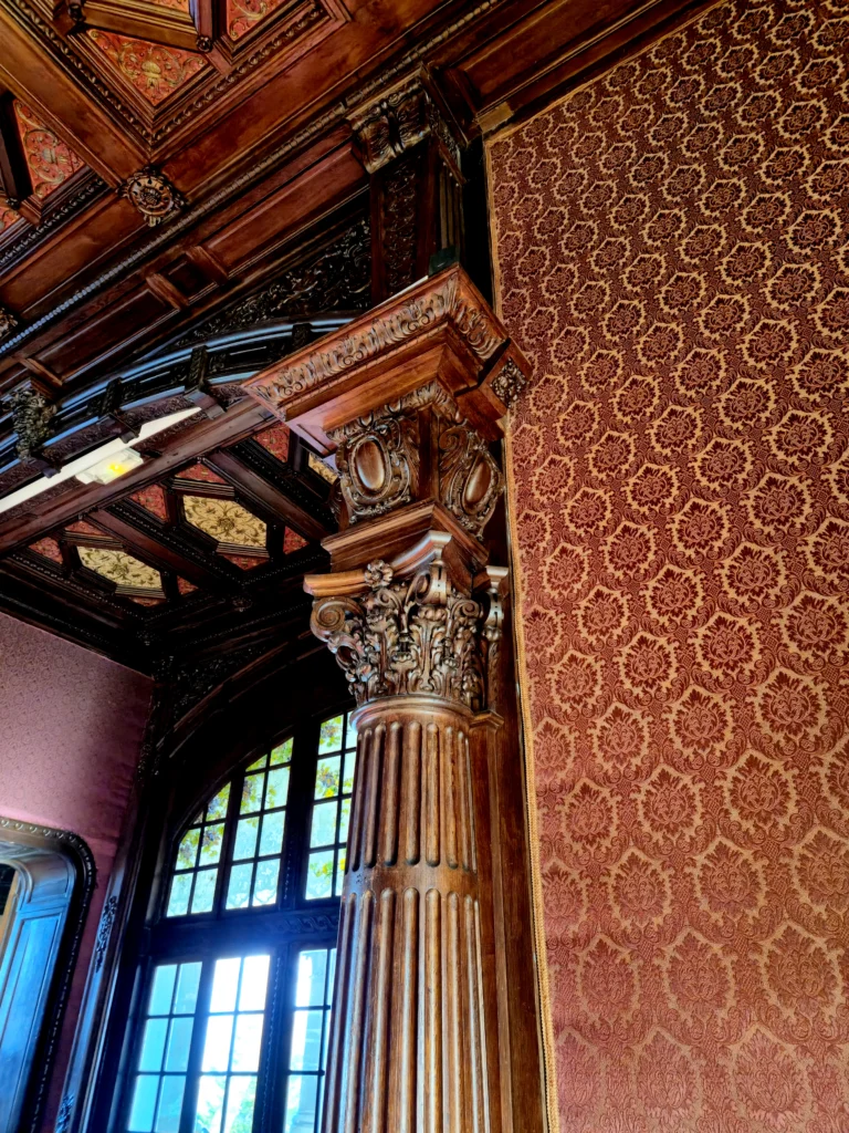 château du domaine saint françois d'assise détail sur colonne en bois taillé