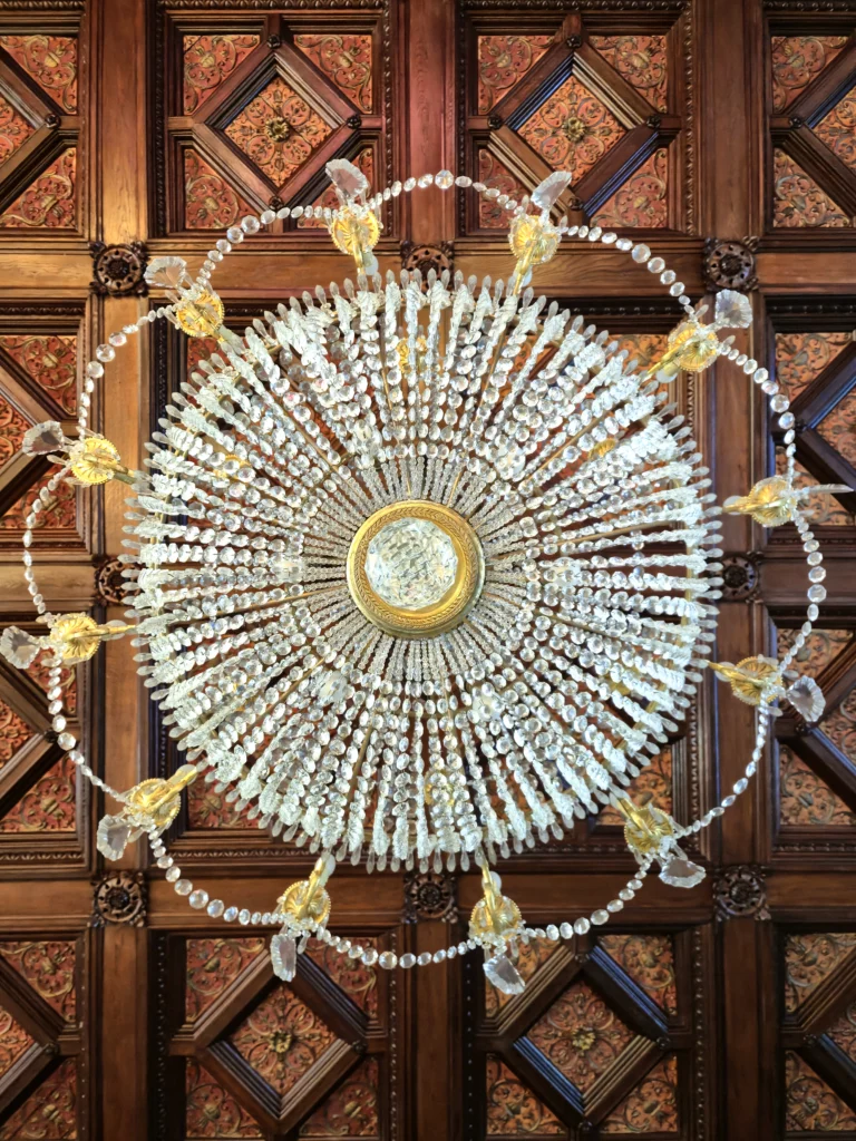 château du domaine saint françois d'assise détail sur plafont et lustre en verre