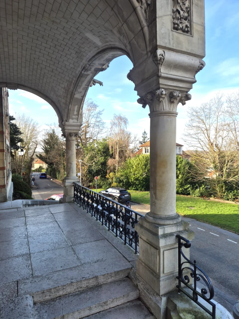 château du domaine saint françois d'assise la terrasse extérieure2