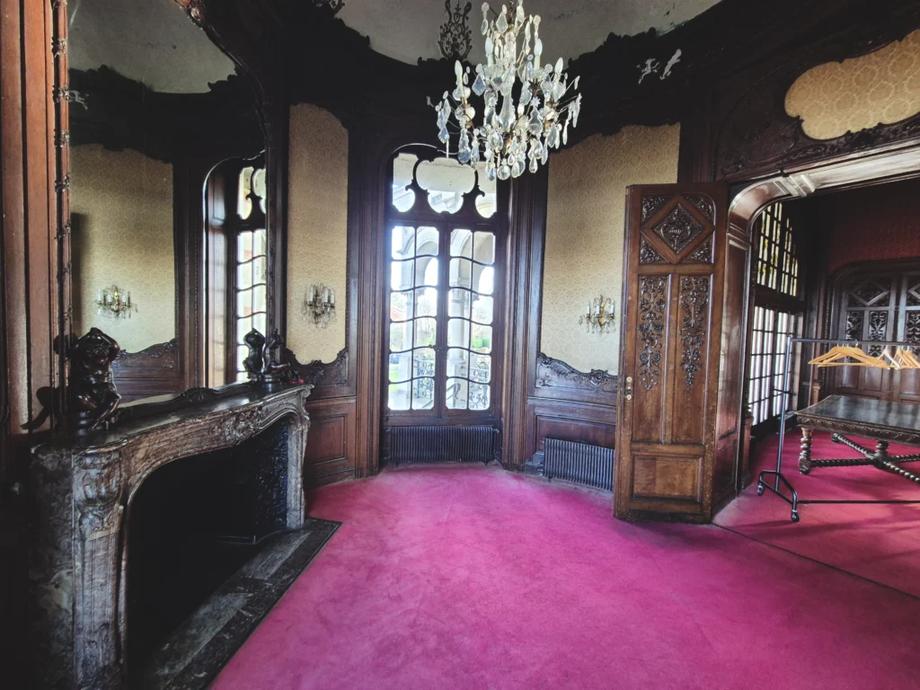 château du domaine saint françois d'assise vue du boudoir chopin