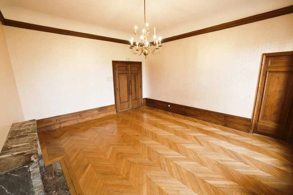 salle harmonie du domaine saint françois d'assise vers porte d'entrée