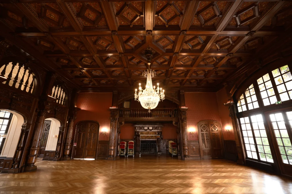 salle symphonie du domaine saint françois d'assise grand angle
