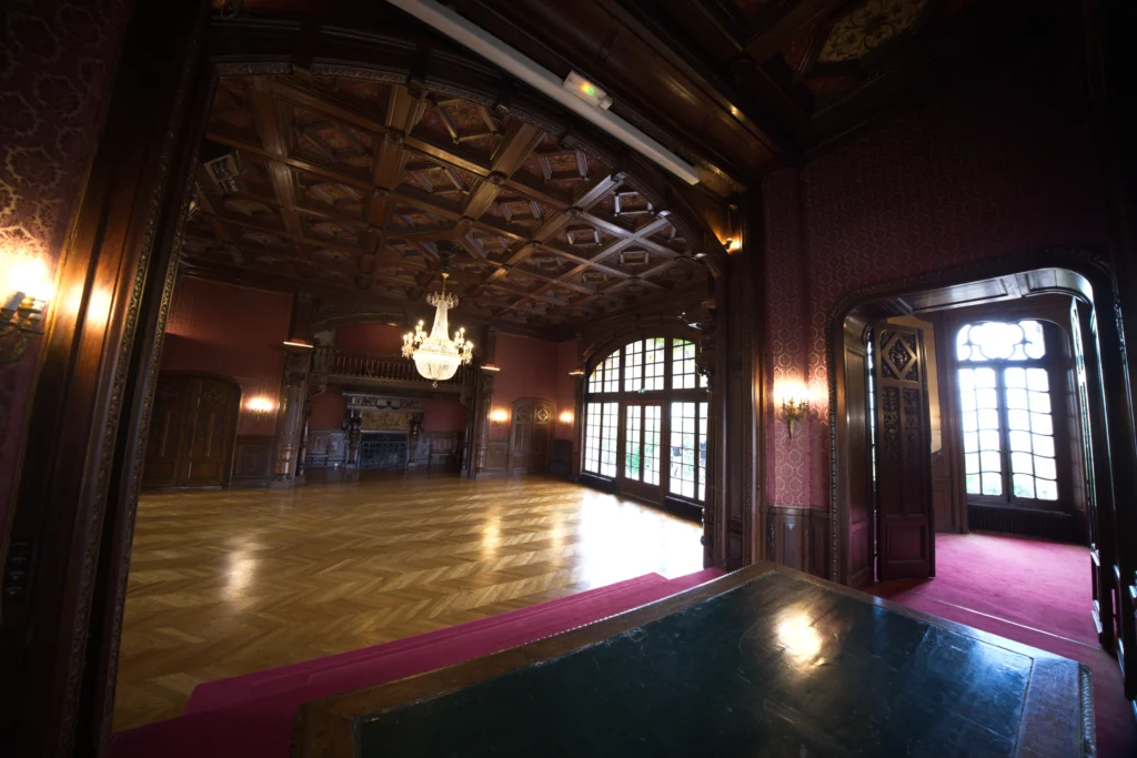 salle symphonie du domaine saint françois d'assise vue depuis la scène vers la salle et le boudoir chopin