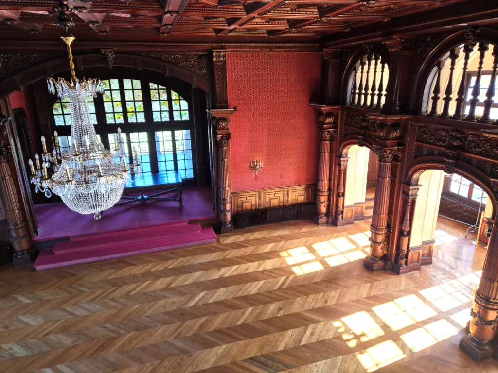 salle symphonie du domaine saint françois d'assise vue en hauteur vers la scène