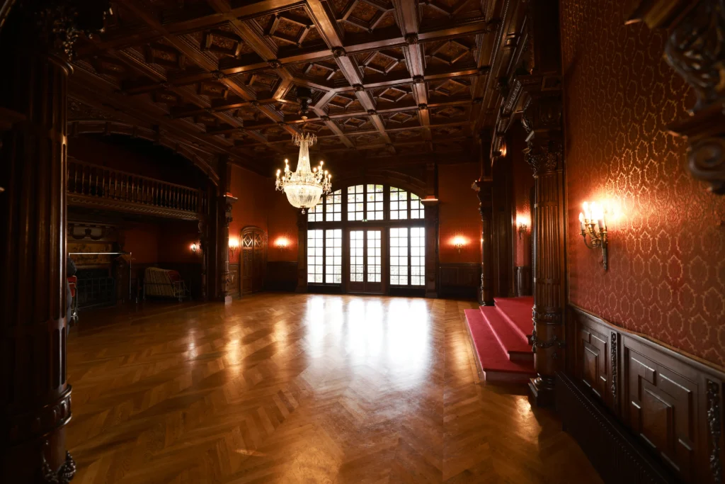 salle symphonie du domaine saint françois d'assise vue sur fenêtre et scène
