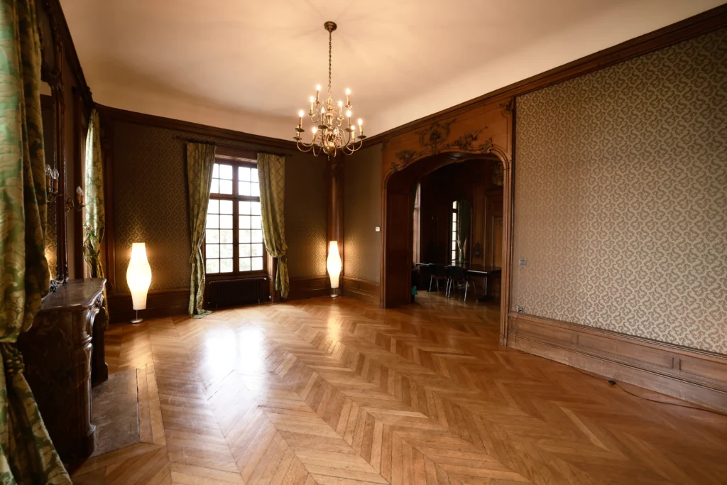 salon vivaldi du château du domaine saint françois d'assise vue de côté