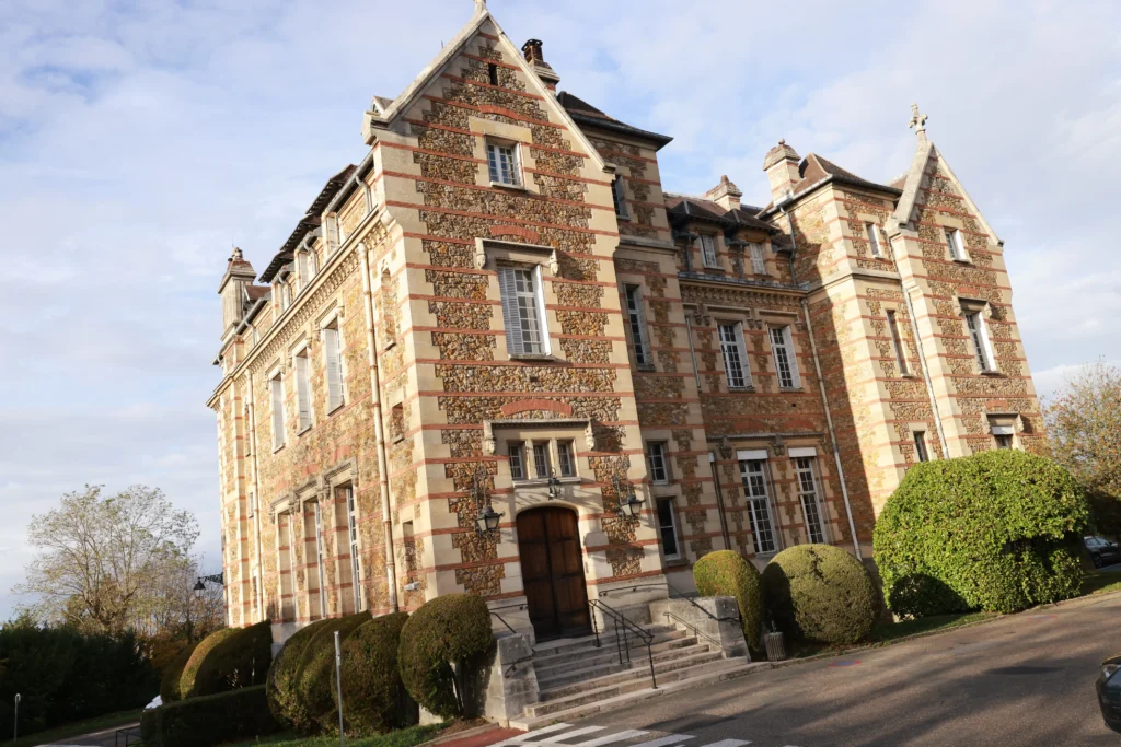 vue côté du château du domaine saint françois d'assise