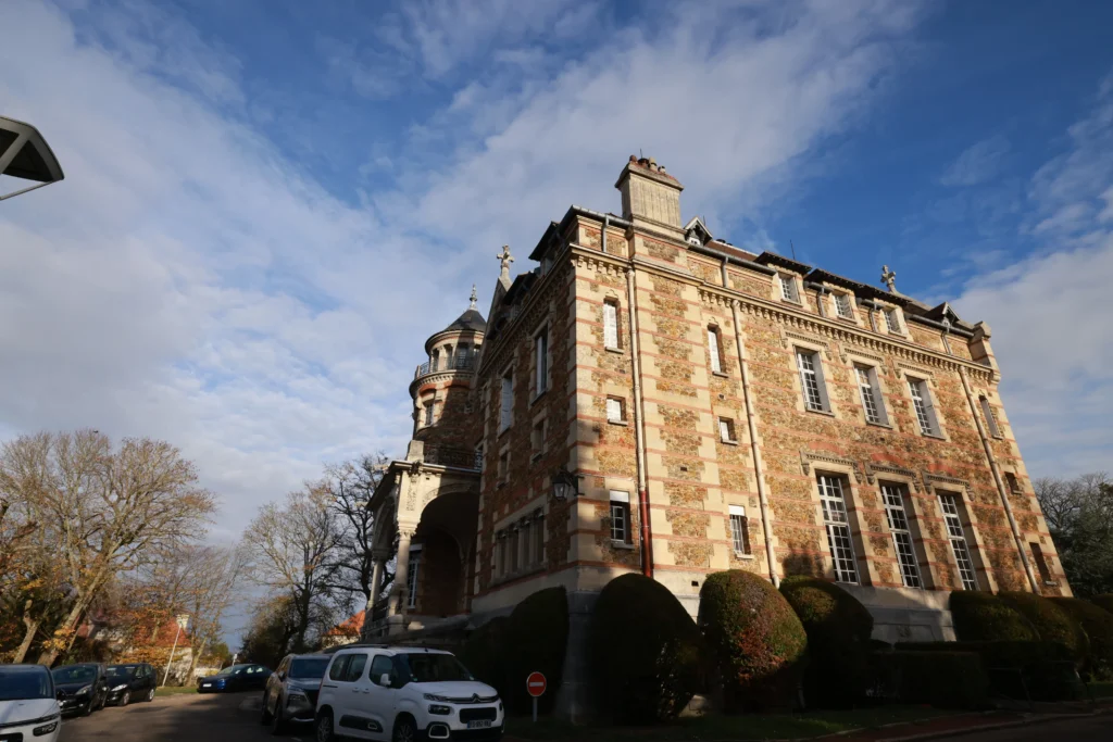 vue côté du château du domaine saint françois d'assise avec places de parking