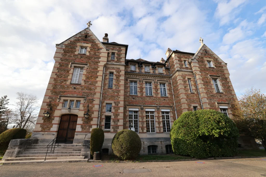 vue face du château du domaine saint françois d'assise facade 2