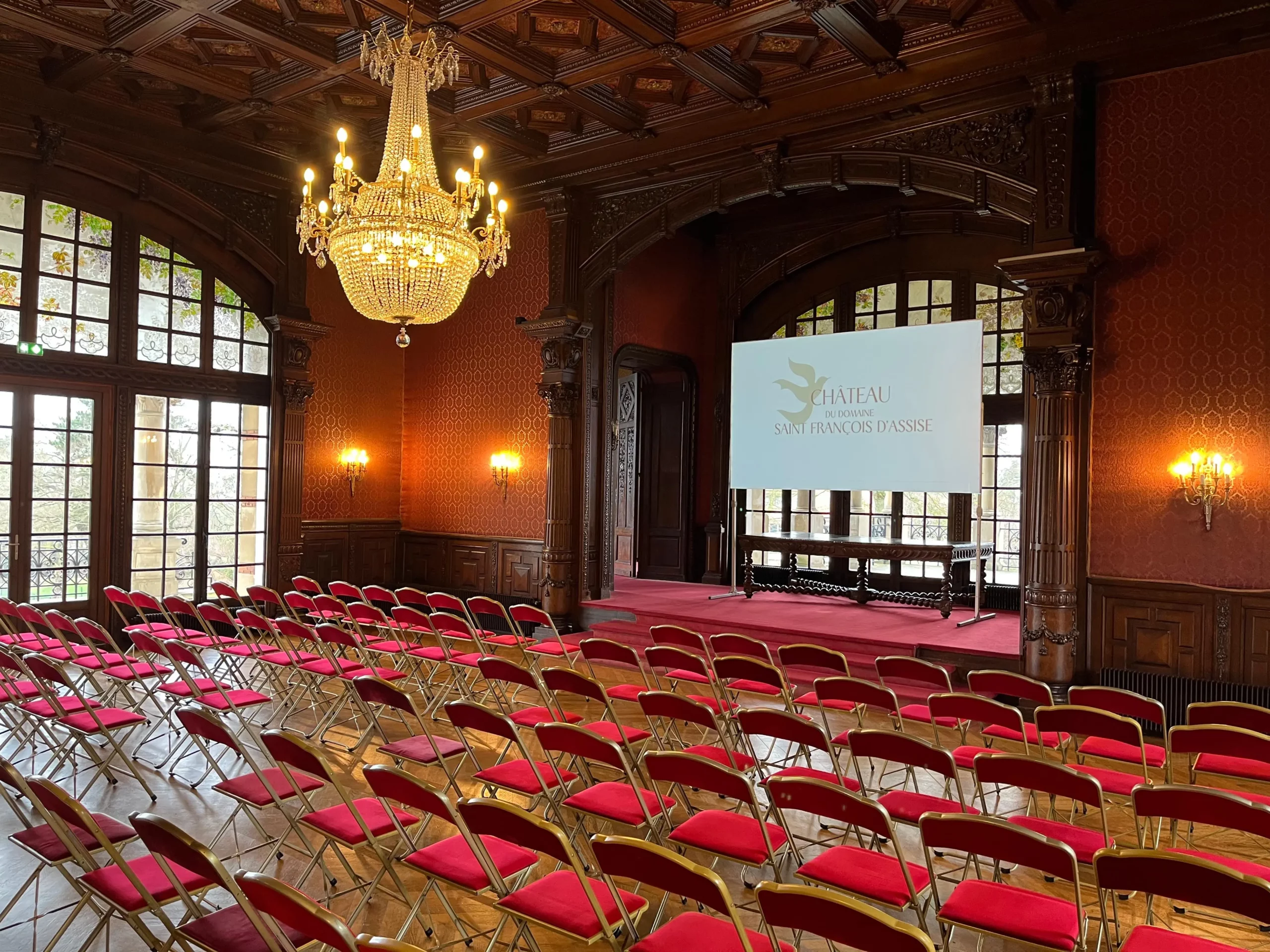 salon vivaldi du château du domaine saint françois d'assise vue de côté
